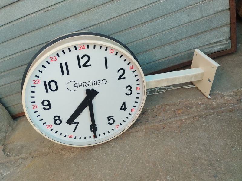 reloj 2lados brazo xl luz metal 105x65x19 1u